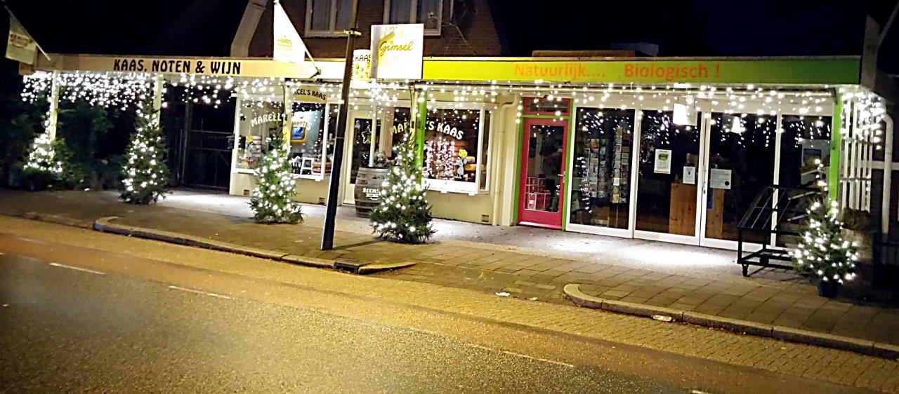 Foto: Gimsel/Groenterij winkel met kerstversiering.